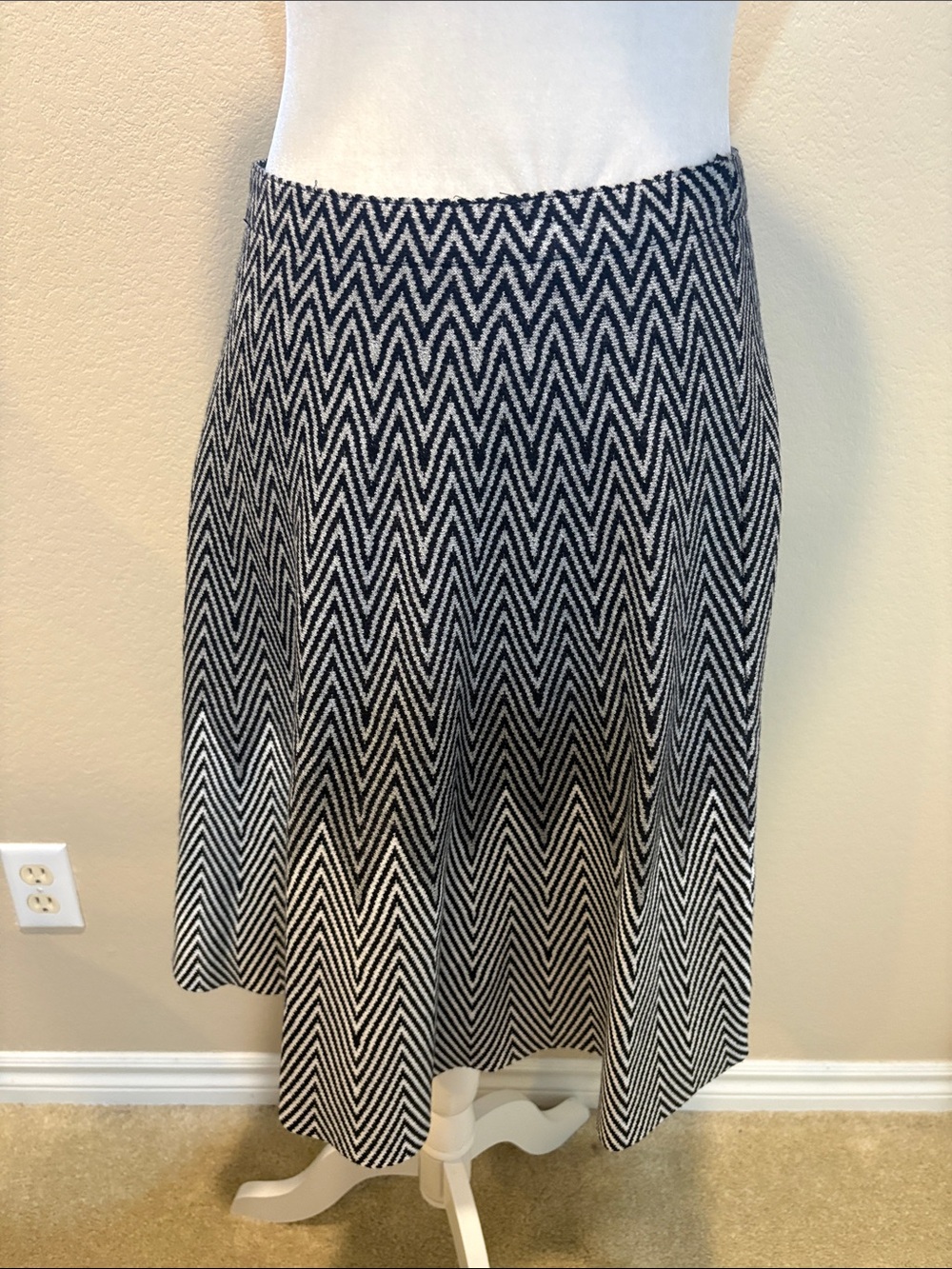Sioni Black and White Chevron Skater Skirt-Size M